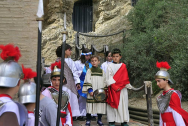 Las calles de Peralta acogieron por cuarta vez la representación de la Pasión de Cristo, protagonizada por los niños de la localidad.