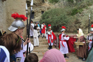 Las calles de Peralta acogieron por cuarta vez la representación de la Pasión de Cristo, protagonizada por los niños de la localidad.