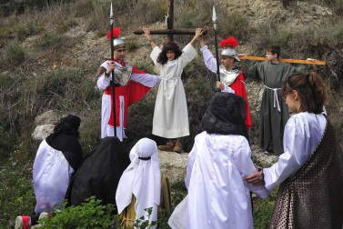 Las calles de Peralta acogieron por cuarta vez la representación de la Pasión de Cristo, protagonizada por los niños de la localidad.