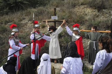 Las calles de Peralta acogieron por cuarta vez la representación de la Pasión de Cristo, protagonizada por los niños de la localidad.