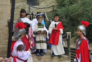 Las calles de Peralta acogieron por cuarta vez la representación de la Pasión de Cristo, protagonizada por los niños de la localidad.