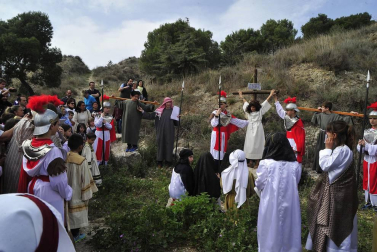 Las calles de Peralta acogieron por cuarta vez la representación de la Pasión de Cristo, protagonizada por los niños de la localidad.