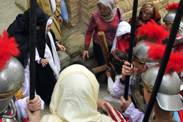 Las calles de Peralta acogieron por cuarta vez la representación de la Pasión de Cristo, protagonizada por los niños de la localidad.