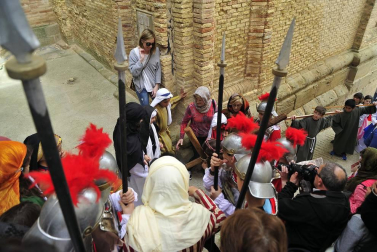 Las calles de Peralta acogieron por cuarta vez la representación de la Pasión de Cristo, protagonizada por los niños de la localidad.