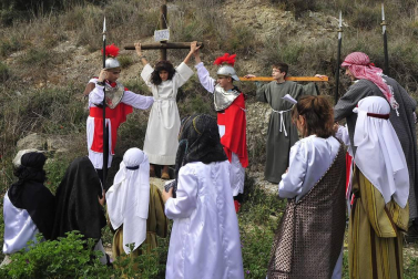 Las calles de Peralta acogieron por cuarta vez la representación de la Pasión de Cristo, protagonizada por los niños de la localidad.