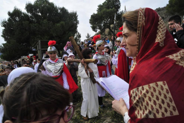 Las calles de Peralta acogieron por cuarta vez la representación de la Pasión de Cristo, protagonizada por los niños de la localidad.