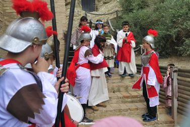 Las calles de Peralta acogieron por cuarta vez la representación de la Pasión de Cristo, protagonizada por los niños de la localidad.
