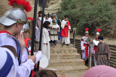 Las calles de Peralta acogieron por cuarta vez la representación de la Pasión de Cristo, protagonizada por los niños de la localidad.