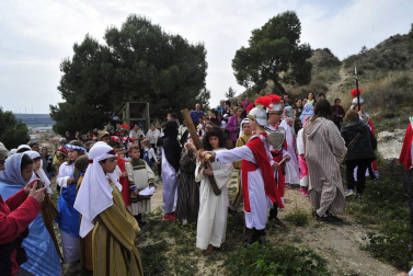 Las calles de Peralta acogieron por cuarta vez la representación de la Pasión de Cristo, protagonizada por los niños de la localidad.