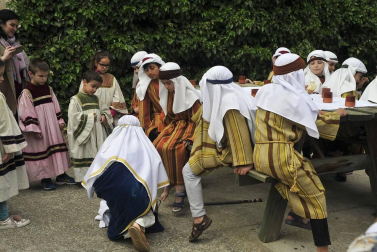 Las calles de Peralta acogieron por cuarta vez la representación de la Pasión de Cristo, protagonizada por los niños de la localidad.