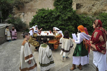 Las calles de Peralta acogieron por cuarta vez la representación de la Pasión de Cristo, protagonizada por los niños de la localidad.