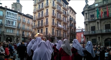 Vídeo del canto al paso de El Sepulcro, al cruzar la plaza Consistorial