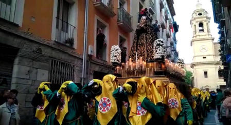 La Dolorosa desfila por las calles del Casco Viejo de Pamplona