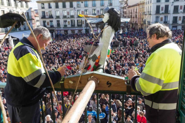 Imágenes de esta fiesta que se celebra el Sábado Santo en la plaza de los Fueros.