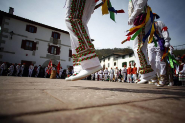 La tradición exige que los dantzaris recorran las calles y bajen también bailando el puerto de Ibañeta