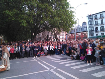El público se amontona en el cruce de la calle San Antón porque llega ahora el primer paso, 'Entrada en Jerusalén'
