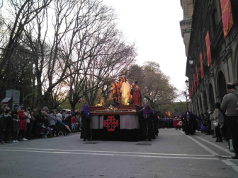 El primer paso del desfile, 'Entrada en Jerusalén', alcanza ya la iglesia de San Lorenzo