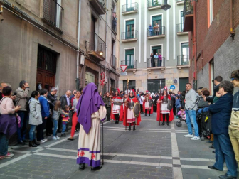 Imagen del grupo de centuriones romanos, que abre la procesión del Santo Entierro de Pamplona.