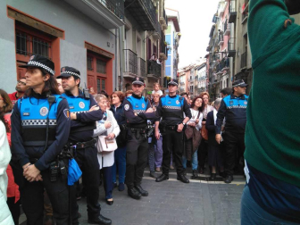 El público se aglomera junto a la Catedral para ver a La Dolorosa incorporarse a la procesión