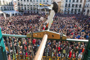 Imágenes de esta fiesta que se celebra el Sábado Santo en la plaza de los Fueros.