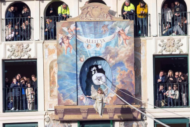 La niña Ariadna Munilla emocionó el domingo 1 de abril los vecinos de Tudela con el tradicional acto, presenciado por miles de personas en la plaza de los Fueros de la capital ribera.
