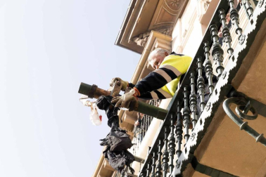Rafael Remírez de Ganuza, presidente de la entidad, se ha dirigido a los miles de vecinos y visitantes congregados en la plaza de los Fueros para presenciar la quema de un muñeco que simboliza a Judas