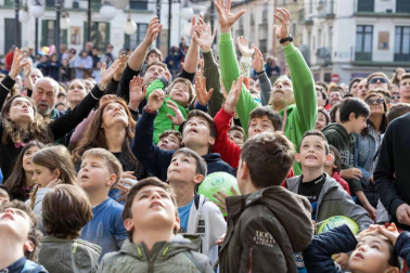 Rafael Remírez de Ganuza, presidente de la entidad, se ha dirigido a los miles de vecinos y visitantes congregados en la plaza de los Fueros para presenciar la quema de un muñeco que simboliza a Judas