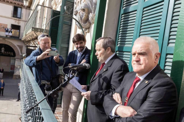 Rafael Remírez de Ganuza, presidente de la entidad, se ha dirigido a los miles de vecinos y visitantes congregados en la plaza de los Fueros para presenciar la quema de un muñeco que simboliza a Judas