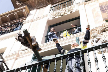 Rafael Remírez de Ganuza, presidente de la entidad, se ha dirigido a los miles de vecinos y visitantes congregados en la plaza de los Fueros para presenciar la quema de un muñeco que simboliza a Judas