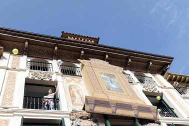 Rafael Remírez de Ganuza, presidente de la entidad, se ha dirigido a los miles de vecinos y visitantes congregados en la plaza de los Fueros para presenciar la quema de un muñeco que simboliza a Judas