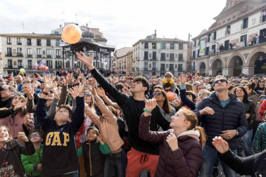 Rafael Remírez de Ganuza, presidente de la entidad, se ha dirigido a los miles de vecinos y visitantes congregados en la plaza de los Fueros para presenciar la quema de un muñeco que simboliza a Judas