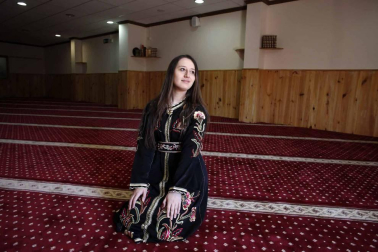 En el interior de la mezquita de Marcilla se escuchan voces de inquietud de un grupo de jóvenes, navarras y musulmanas. en mitad de una corriente de islamofobia, alimentada en esta campaña electoral por declaraciones desde un partido político ultraconservador, dicen sentirse víctimas.