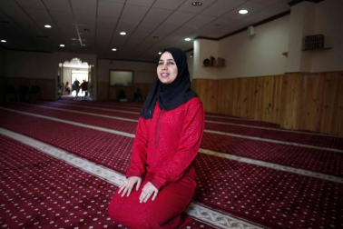 En el interior de la mezquita de Marcilla se escuchan voces de inquietud de un grupo de jóvenes, navarras y musulmanas. en mitad de una corriente de islamofobia, alimentada en esta campaña electoral por declaraciones desde un partido político ultraconservador, dicen sentirse víctimas.