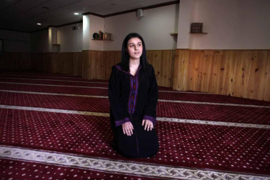 En el interior de la mezquita de Marcilla se escuchan voces de inquietud de un grupo de jóvenes, navarras y musulmanas. en mitad de una corriente de islamofobia, alimentada en esta campaña electoral por declaraciones desde un partido político ultraconservador, dicen sentirse víctimas.