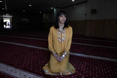 En el interior de la mezquita de Marcilla se escuchan voces de inquietud de un grupo de jóvenes, navarras y musulmanas. en mitad de una corriente de islamofobia, alimentada en esta campaña electoral por declaraciones desde un partido político ultraconservador, dicen sentirse víctimas.
