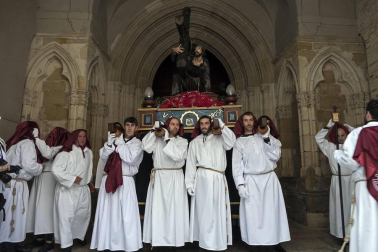 Multitudinario acto de Semana Santa celebrado por las calles de la localidad este Viernes Santo, 19 de abril.