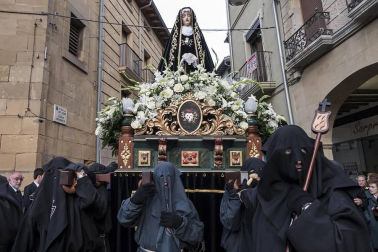 Multitudinario acto de Semana Santa celebrado por las calles de la localidad este Viernes Santo, 19 de abril.