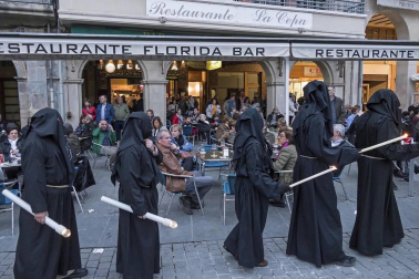 Multitudinario acto de Semana Santa celebrado por las calles de la localidad este Viernes Santo, 19 de abril.