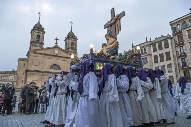 Multitudinario acto de Semana Santa celebrado por las calles de la localidad este Viernes Santo, 19 de abril.