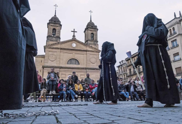 Multitudinario acto de Semana Santa celebrado por las calles de la localidad este Viernes Santo, 19 de abril.