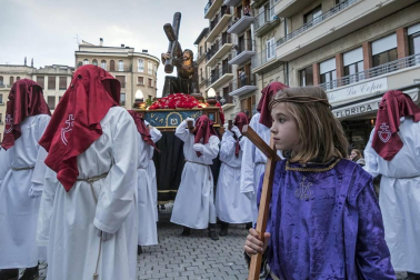 Multitudinario acto de Semana Santa celebrado por las calles de la localidad este Viernes Santo, 19 de abril.