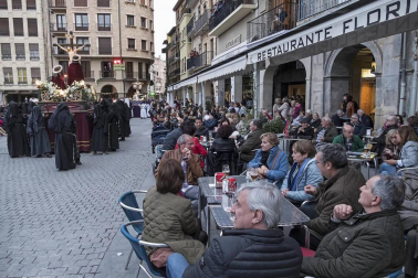 Multitudinario acto de Semana Santa celebrado por las calles de la localidad este Viernes Santo, 19 de abril.