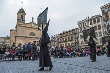 Multitudinario acto de Semana Santa celebrado por las calles de la localidad este Viernes Santo, 19 de abril.