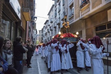 Multitudinario acto de Semana Santa celebrado por las calles de la localidad este Viernes Santo, 19 de abril.