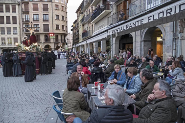 Multitudinario acto de Semana Santa celebrado por las calles de la localidad este Viernes Santo, 19 de abril.