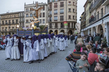 Multitudinario acto de Semana Santa celebrado por las calles de la localidad este Viernes Santo, 19 de abril.