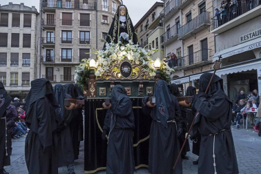 Multitudinario acto de Semana Santa celebrado por las calles de la localidad este Viernes Santo, 19 de abril.