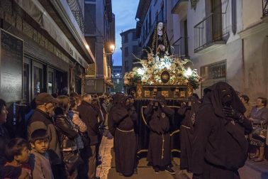 Multitudinario acto de Semana Santa celebrado por las calles de la localidad este Viernes Santo, 19 de abril.