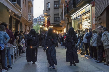 Multitudinario acto de Semana Santa celebrado por las calles de la localidad este Viernes Santo, 19 de abril.