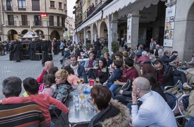 Multitudinario acto de Semana Santa celebrado por las calles de la localidad este Viernes Santo, 19 de abril.
